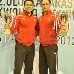 319082_365445733546152_966993601_n